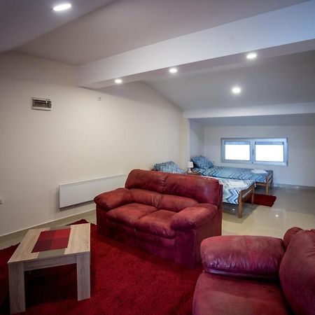 City Center Apartments Πίροτ Εξωτερικό φωτογραφία