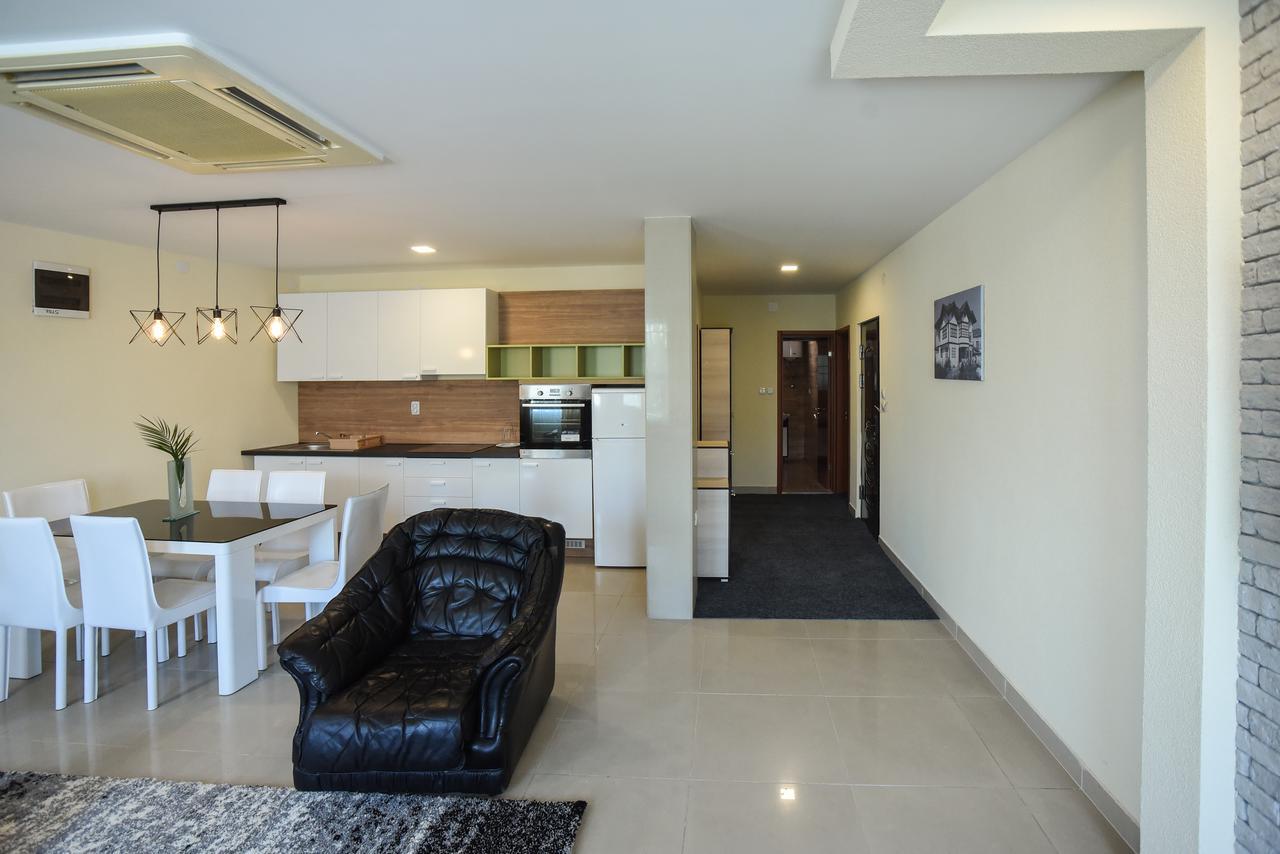 City Center Apartments Πίροτ Εξωτερικό φωτογραφία