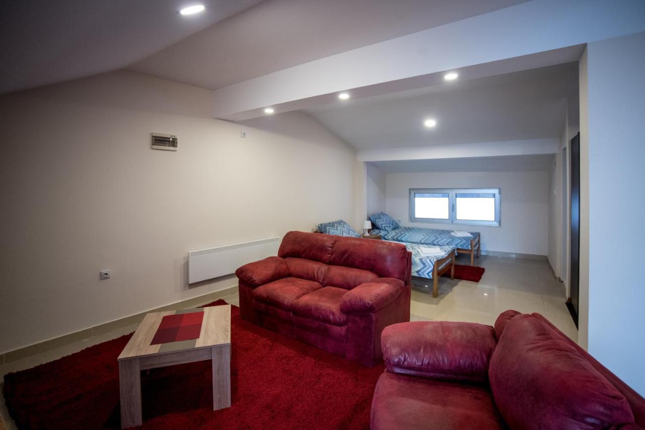 City Center Apartments Πίροτ Εξωτερικό φωτογραφία