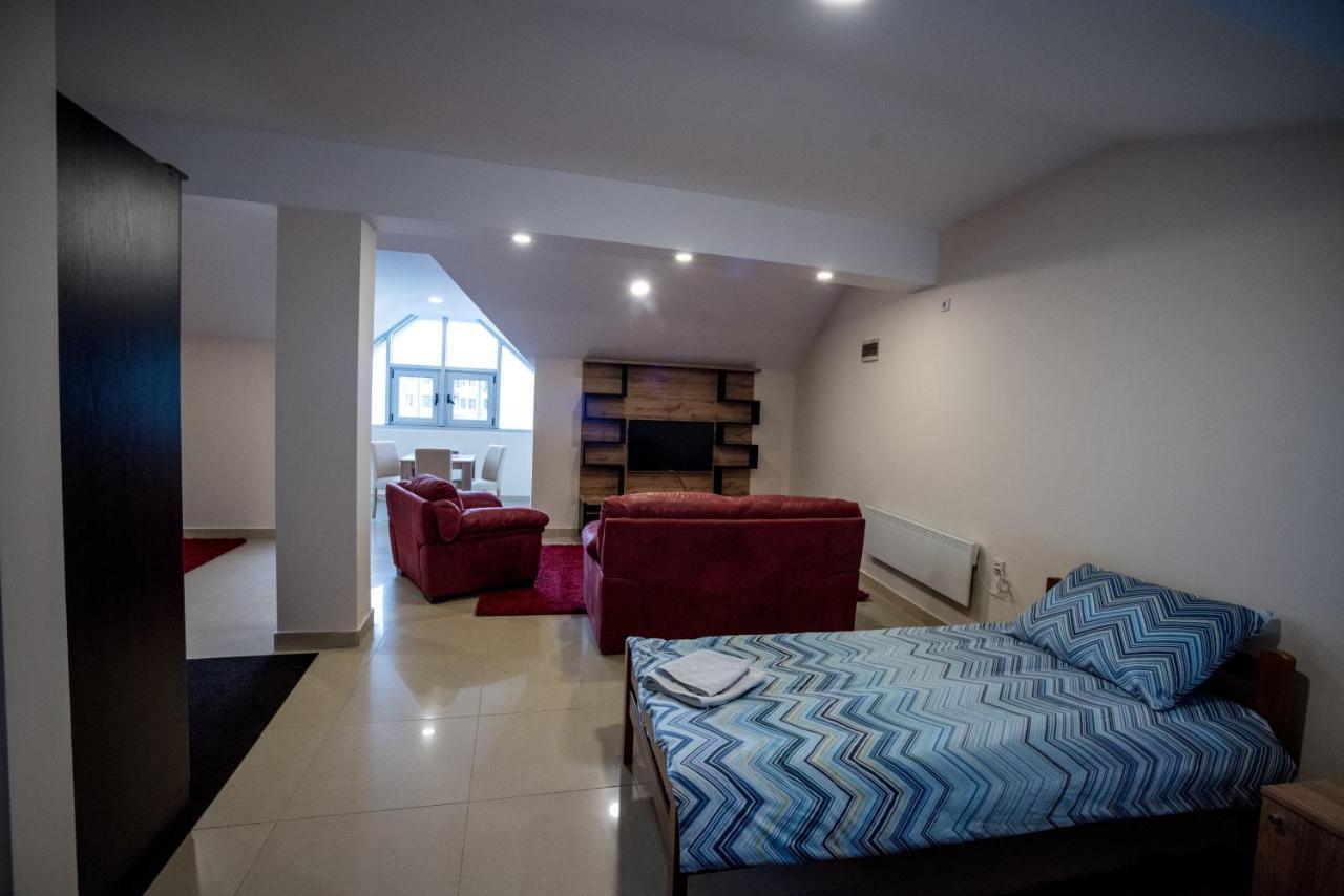 City Center Apartments Πίροτ Εξωτερικό φωτογραφία